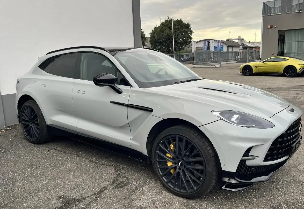 Aston Martin DBX 707 2026, Frontansicht — Super Car Rental Switzerland, Switzerland. Aston Martin DBX 707 in Switzerland Der Aston Martin DBX 707 aus dem Jahrgang 2026 steht…