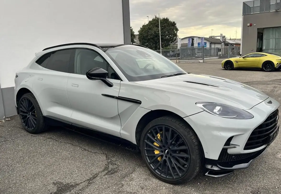 Aston Martin DBX 707 2026, Frontansicht — Super Car Rental Switzerland, Switzerland. Aston Martin DBX 707 in Switzerland Der Aston Martin DBX 707 aus dem Jahrgang 2026 steht…