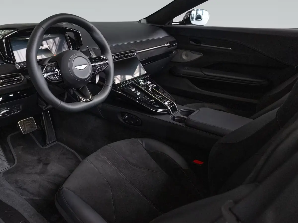 Aston Martin Vantage V8 Spider 2026, Frontansicht — Super Car Rental Switzerland, Switzerland. Aston Martin Vantage V8 Spider in Switzerland Der Aston Martin Vantage V8 Spider 2026…
