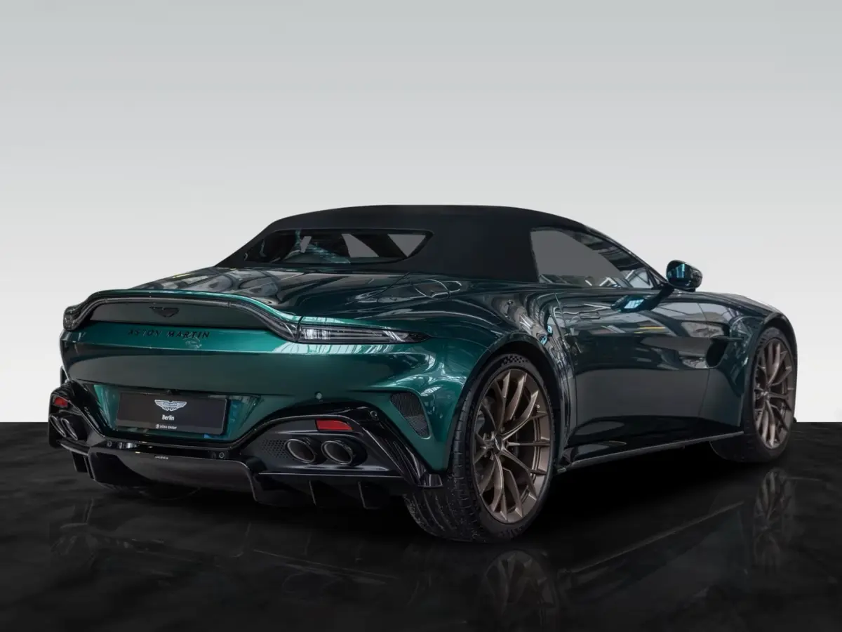 Aston Martin Vantage V8 Spider 2026, Heckansicht — Super Car Rental Switzerland, Switzerland. Aston Martin Vantage V8 Spider in Switzerland Der Aston Martin Vantage V8 Spider 2026…