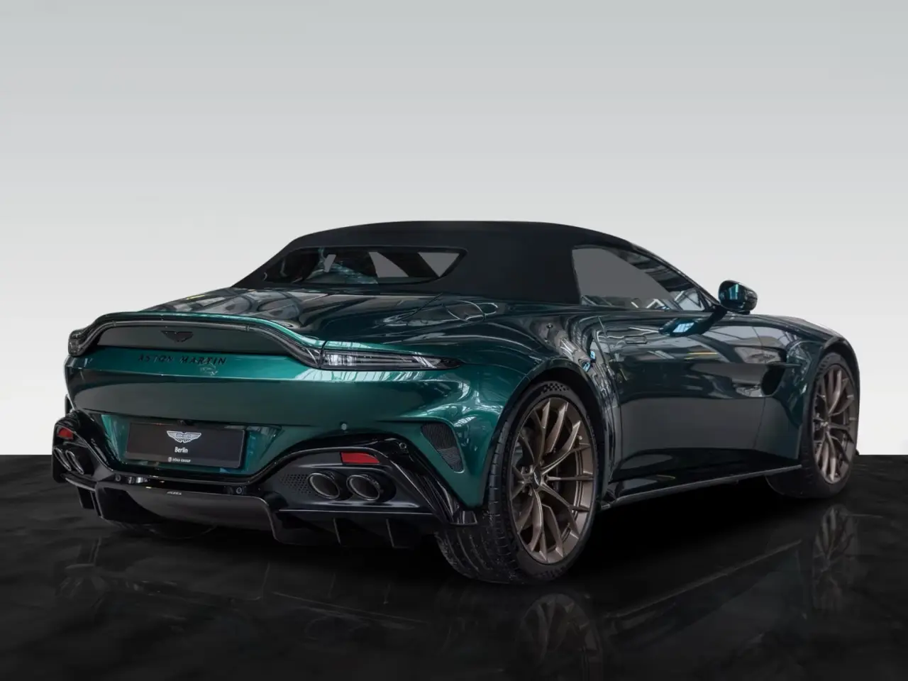 Aston Martin Vantage V8 Spider 2026, Heckansicht — Super Car Rental Switzerland, Switzerland. Aston Martin Vantage V8 Spider in Switzerland Der Aston Martin Vantage V8 Spider 2026…