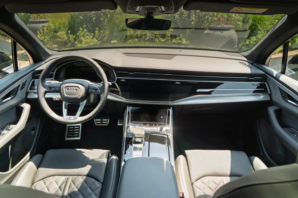 Audi Q7 50 TDI S-Line Edition 2025, extérieur — Super Car Rental Switzerland, Switzerland. Audi Q7 50 TDI S-Line Edition in Switzerland La Audi Q7 50 TDI S-Line Edition 2025 est…