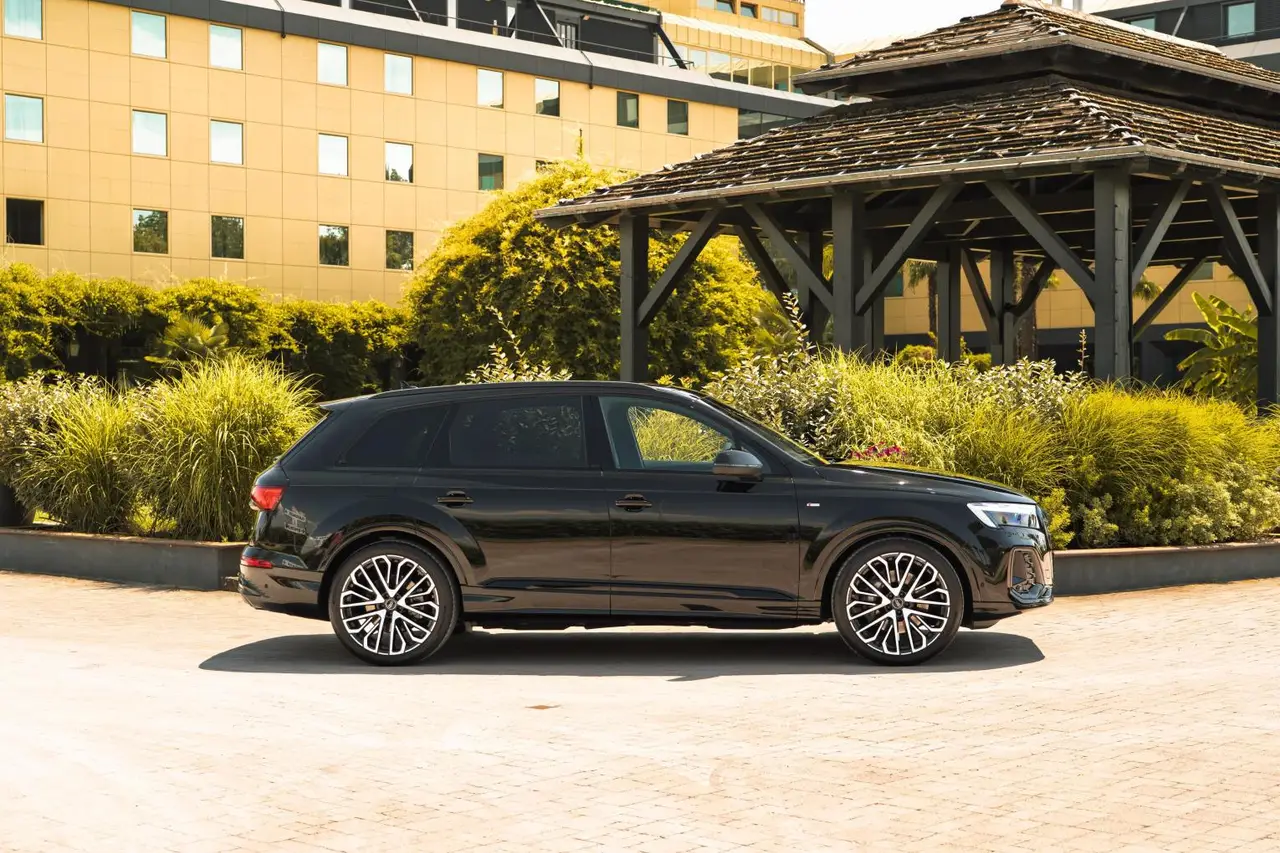 Audi Q7 50 TDI S-Line Edition 2025, vue avant — Super Car Rental Switzerland, Switzerland. Audi Q7 50 TDI S-Line Edition in Switzerland La Audi Q7 50 TDI S-Line Edition 2025 est…