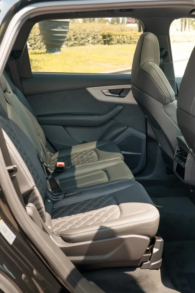 Audi Q7 50 TDI S-Line Edition 2025, vue arrière — Super Car Rental Switzerland, Switzerland. Audi Q7 50 TDI S-Line Edition in Switzerland La Audi Q7 50 TDI S-Line Edition 2025 est…