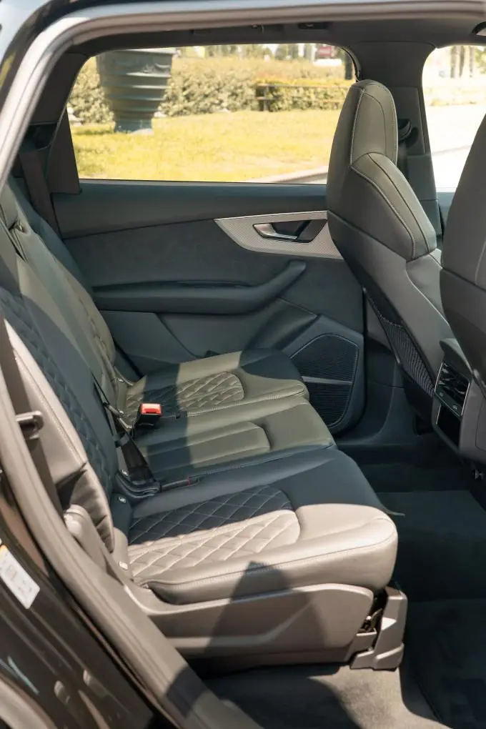 Audi Q7 50 TDI S-Line Edition 2025, vue arrière — Super Car Rental Switzerland, Switzerland. Audi Q7 50 TDI S-Line Edition in Switzerland La Audi Q7 50 TDI S-Line Edition 2025 est…