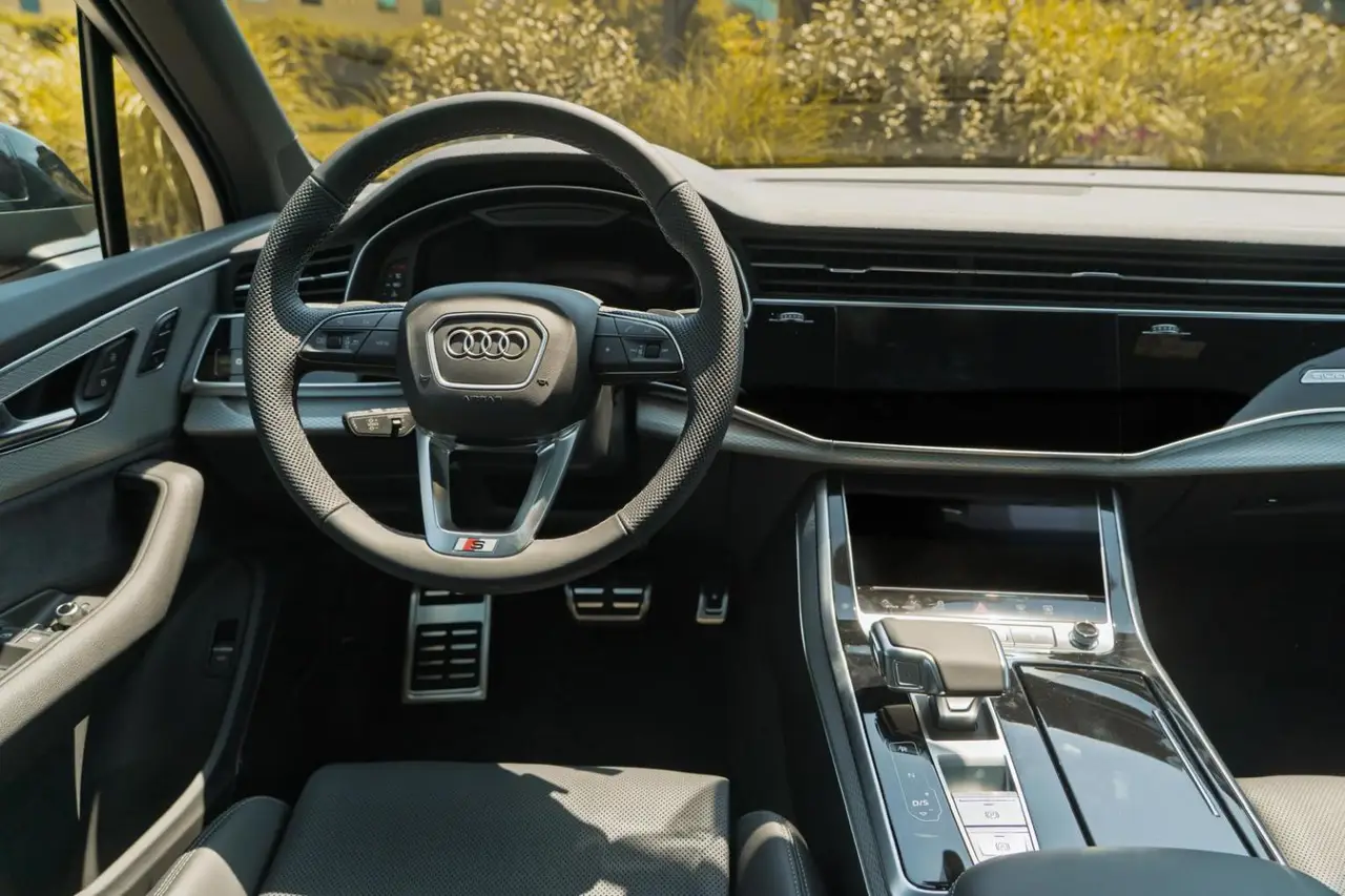 Audi Q7 50 TDI S-Line Edition 2025, intérieur — Super Car Rental Switzerland, Switzerland. Audi Q7 50 TDI S-Line Edition in Switzerland La Audi Q7 50 TDI S-Line Edition 2025 est…