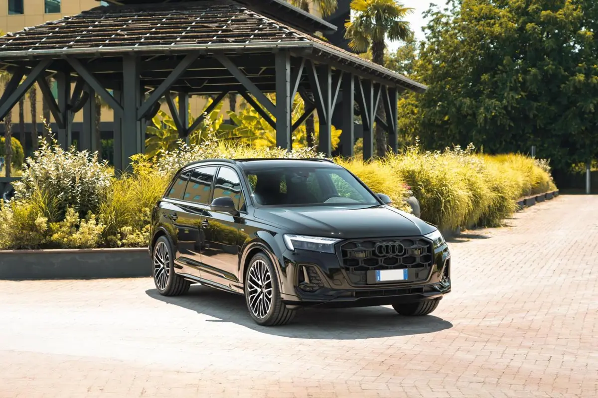Audi Q7 50 TDI S-Line Edition 2025 — Super Car Rental Switzerland, Switzerland. Audi Q7 50 TDI S-Line Edition in Switzerland La Audi Q7 50 TDI S-Line Edition 2025 est…