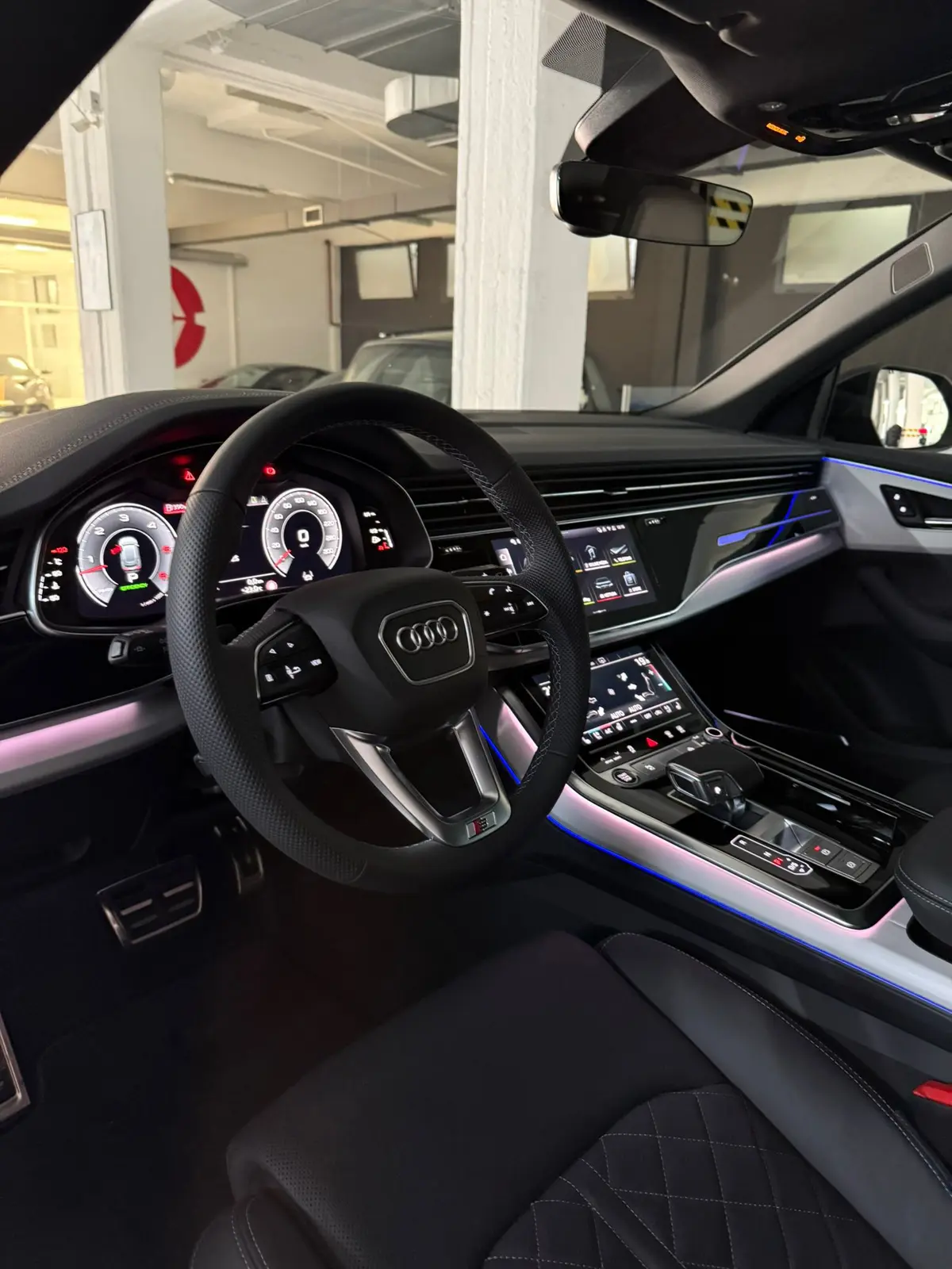 Audi Q8 2025, Außenansicht — Super Car Rental Switzerland, Switzerland. Audi Q8 in Switzerland Der Audi Q8 2025 steht in der Schweiz als SUV zur Mietoption für…