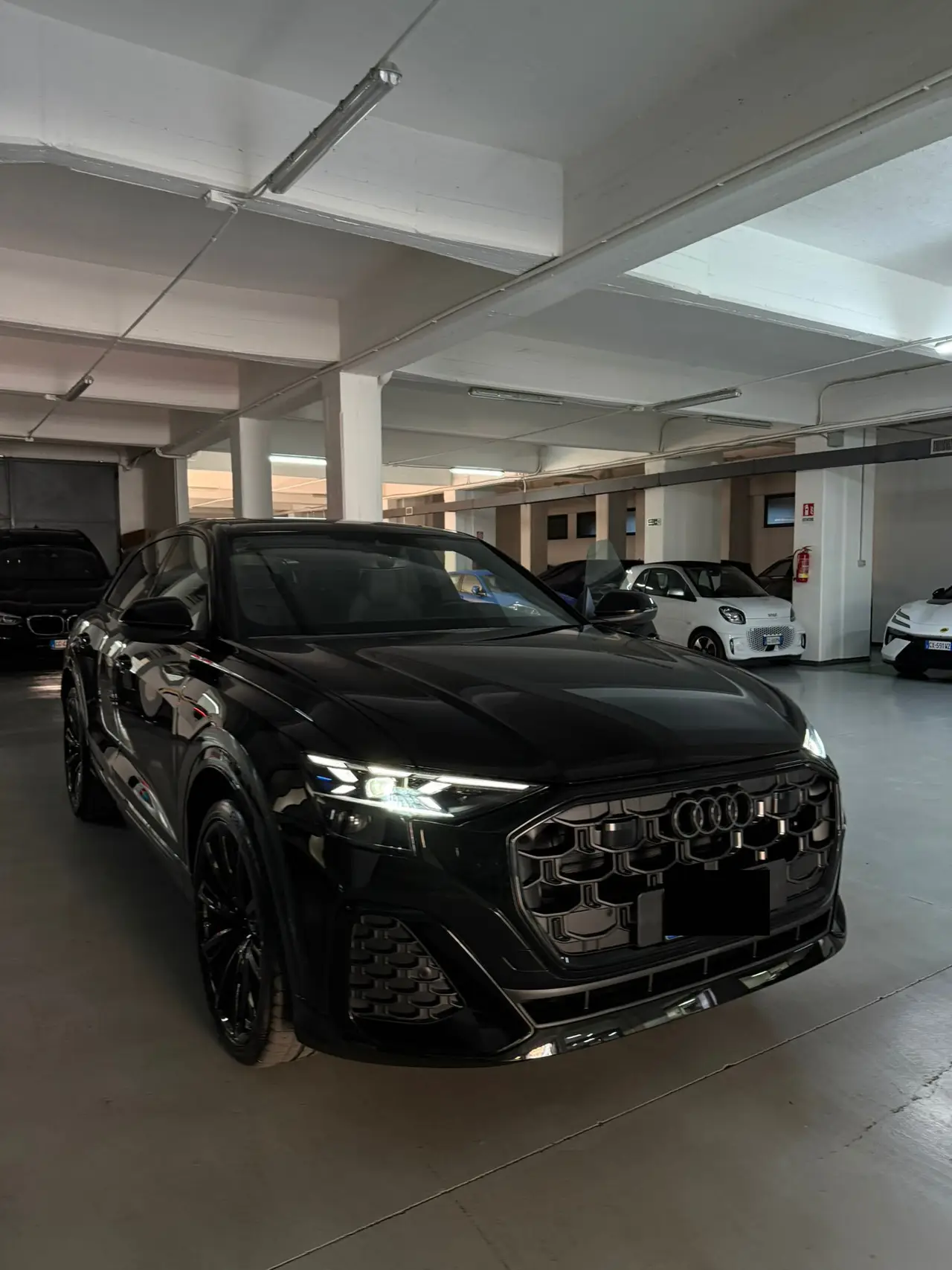 Audi Q8 2025, Frontansicht — Super Car Rental Switzerland, Switzerland. Audi Q8 in Switzerland Der Audi Q8 2025 steht in der Schweiz als SUV zur Mietoption für…