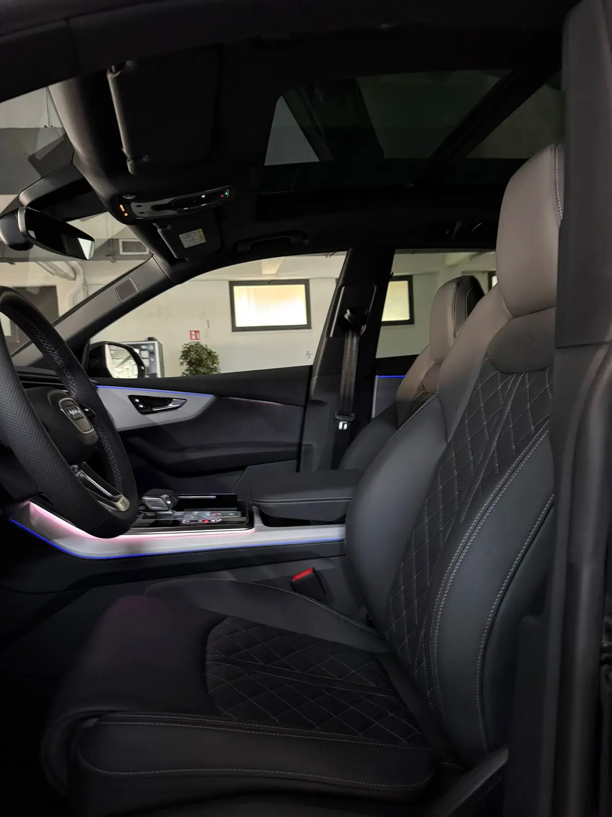 Audi Q8 2025, Heckansicht — Super Car Rental Switzerland, Switzerland. Audi Q8 in Switzerland Der Audi Q8 2025 steht in der Schweiz als SUV zur Mietoption für…