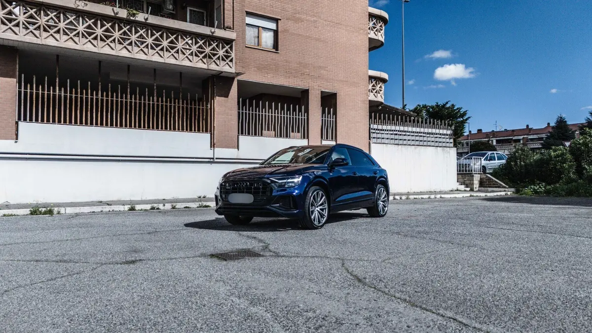 Audi Q8 55 TFSI 2022, esterno — Super Car Rental Switzerland, Switzerland. Audi Q8 55 TFSI in Switzerland L'Audi Q8 55 TFSI del 2022 è disponibile a noleggio in…