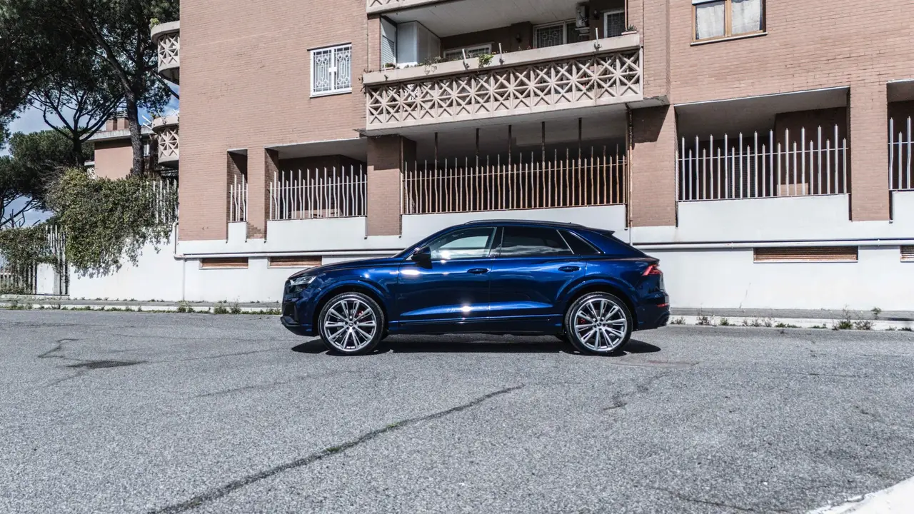 Audi Q8 55 TFSI 2022, vista frontale — Super Car Rental Switzerland, Switzerland. Audi Q8 55 TFSI in Switzerland L'Audi Q8 55 TFSI del 2022 è disponibile a noleggio in…