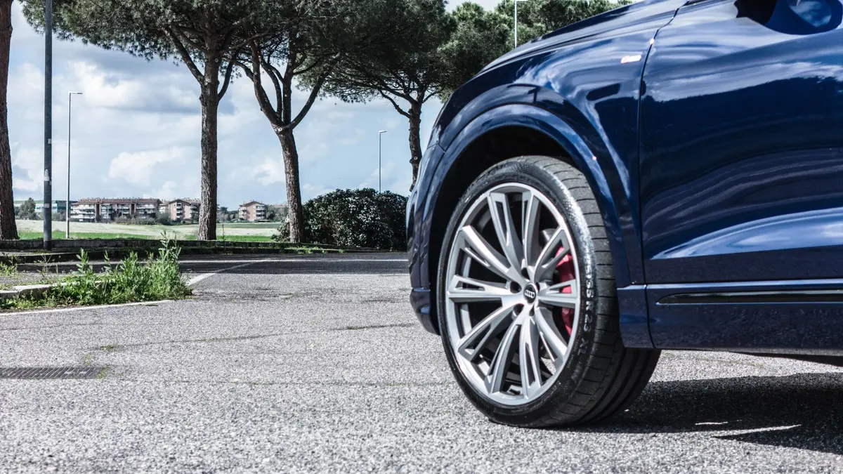 Audi Q8 55 TFSI 2022, vista posteriore — Super Car Rental Switzerland, Switzerland. Audi Q8 55 TFSI in Switzerland L'Audi Q8 55 TFSI del 2022 è disponibile a noleggio in…