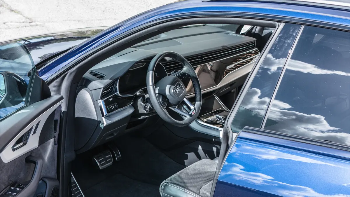 Audi Q8 55 TFSI 2022, interni — Super Car Rental Switzerland, Switzerland. Audi Q8 55 TFSI in Switzerland L'Audi Q8 55 TFSI del 2022 è disponibile a noleggio in…