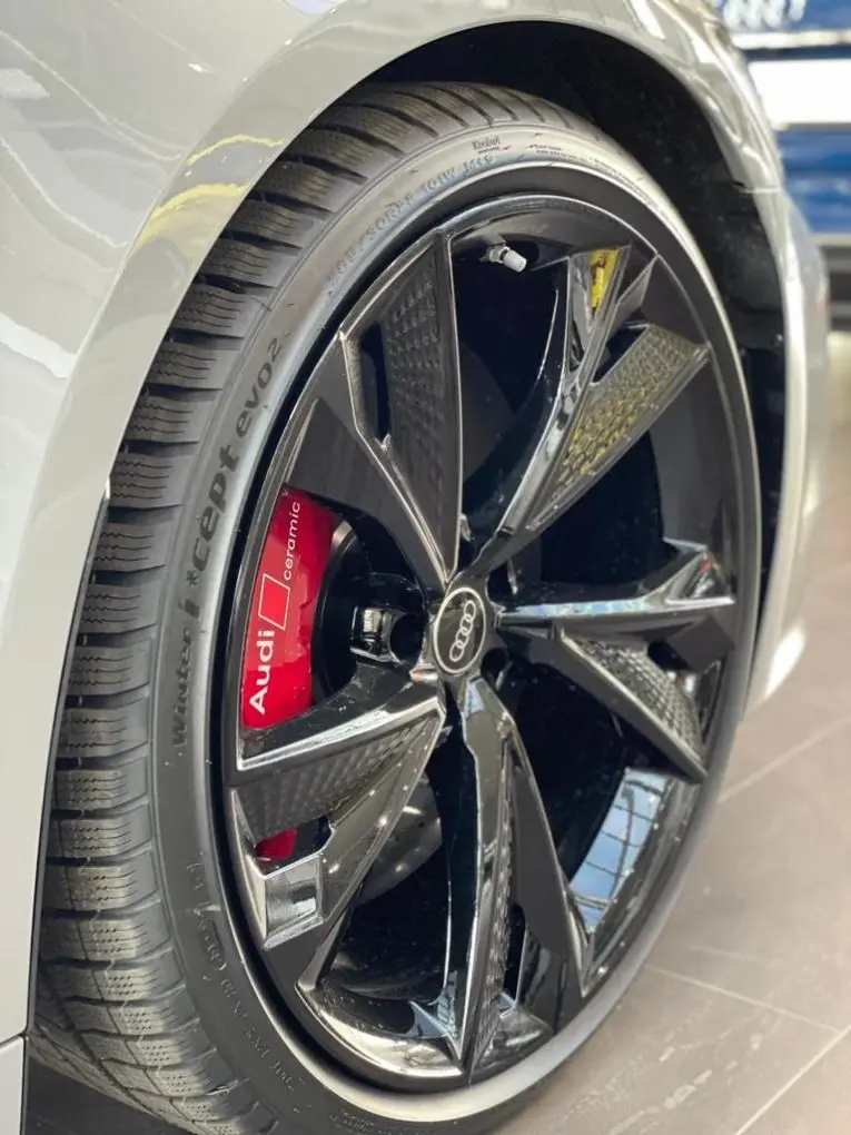 Audi RS6 Dynamic 2023, vista frontale — Super Car Rental Switzerland, Switzerland. Audi RS6 Dynamic in Switzerland L'Audi RS6 Dynamic 2023 è proposta a noleggio in Svizzera…