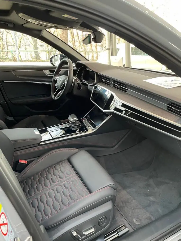 Audi RS6 Dynamic 2023, vista posteriore — Super Car Rental Switzerland, Switzerland. Audi RS6 Dynamic in Switzerland L'Audi RS6 Dynamic 2023 è proposta a noleggio in Svizzera…