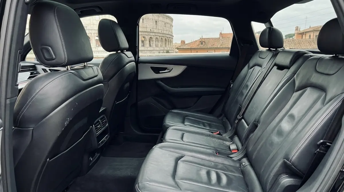 Audi SQ7 7seater 2023, Innenraum — Super Car Rental Switzerland, Switzerland. Audi SQ7 7seater in Switzerland Der Audi SQ7 7seater, Baujahr 2023, steht in Switzerland…