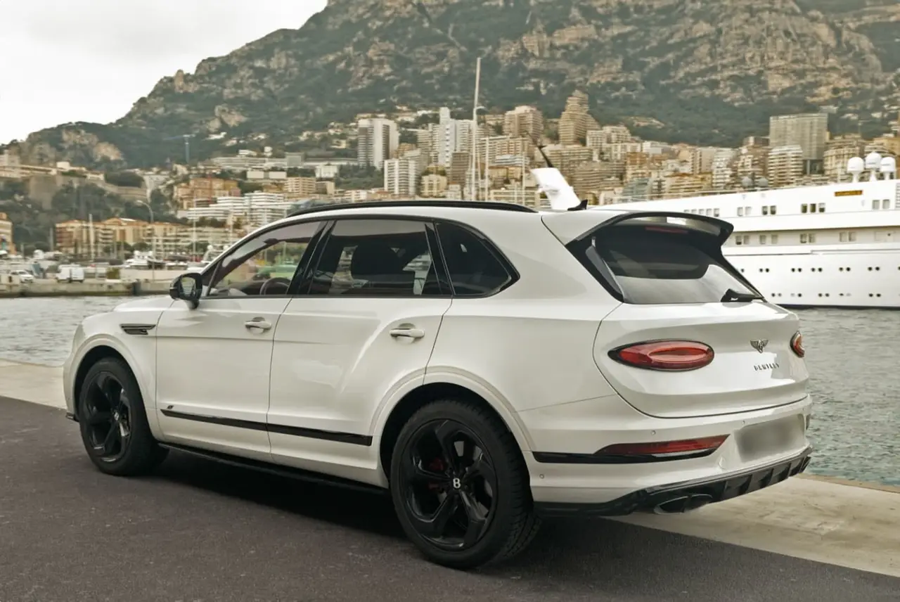 Bentley Bentayga V8-S 2024, extérieur — Super Car Rental Switzerland, Switzerland. Bentley Bentayga V8-S in Switzerland La Bentley Bentayga V8-S 2024 est proposée à la…