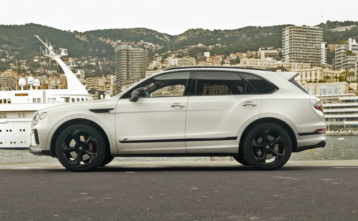 Bentley Bentayga V8-S 2024, vue avant — Super Car Rental Switzerland, Switzerland. Bentley Bentayga V8-S in Switzerland La Bentley Bentayga V8-S 2024 est proposée à la…