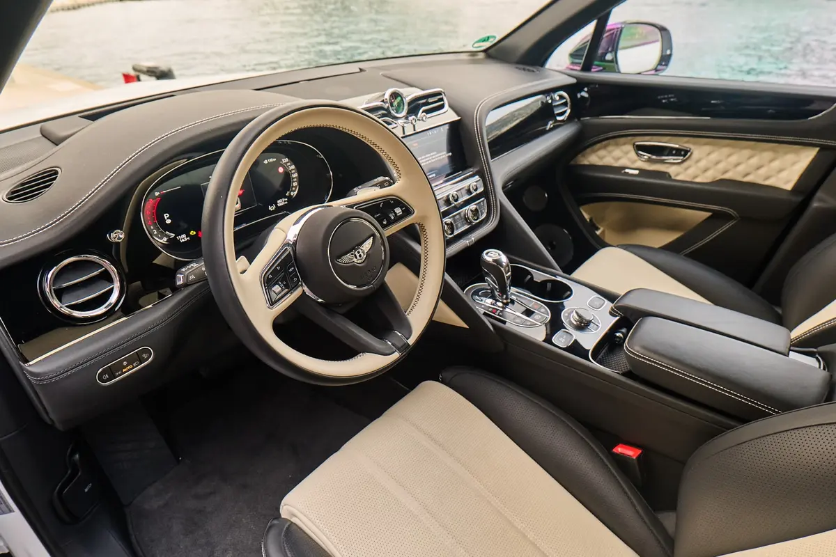 Bentley Bentayga V8-S 2024, vue arrière — Super Car Rental Switzerland, Switzerland. Bentley Bentayga V8-S in Switzerland La Bentley Bentayga V8-S 2024 est proposée à la…