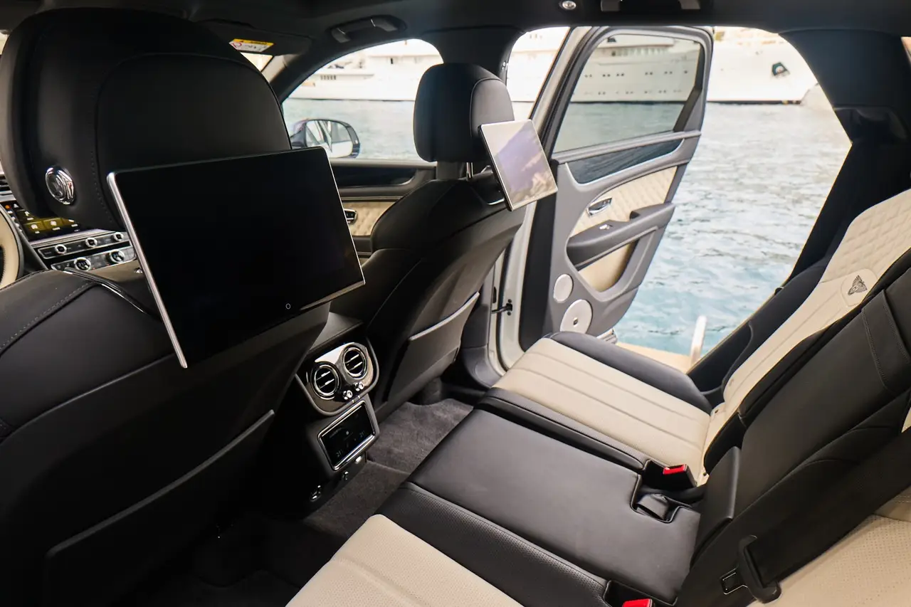 Bentley Bentayga V8-S 2024, intérieur — Super Car Rental Switzerland, Switzerland. Bentley Bentayga V8-S in Switzerland La Bentley Bentayga V8-S 2024 est proposée à la…