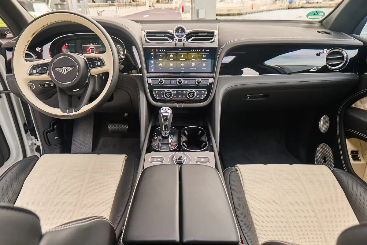 Bentley Bentayga V8-S 2024, tableau de bord — Super Car Rental Switzerland, Switzerland. Bentley Bentayga V8-S in Switzerland La Bentley Bentayga V8-S 2024 est proposée à la…