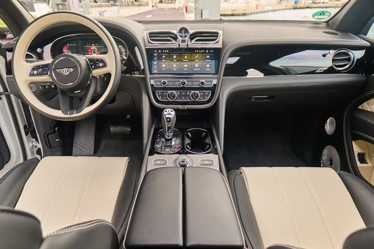 Bentley Bentayga V8-S 2024, tableau de bord — Super Car Rental Switzerland, Switzerland. Bentley Bentayga V8-S in Switzerland La Bentley Bentayga V8-S 2024 est proposée à la…
