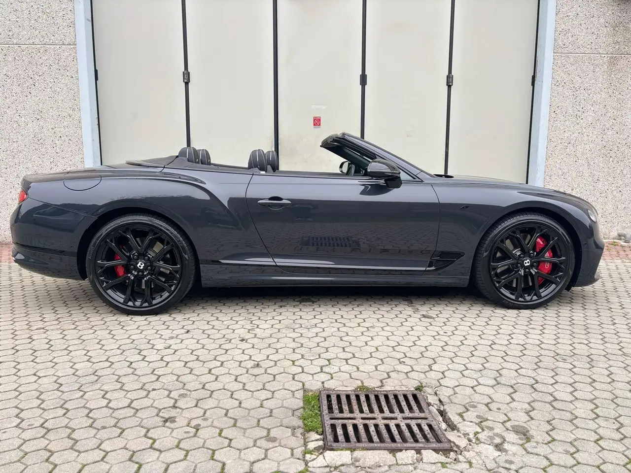 Bentley Continental GTC S V8 2025, extérieur — Super Car Rental Switzerland, Switzerland. Bentley Continental GTC S V8 in Switzerland La Bentley Continental GTC S V8 2025 est…