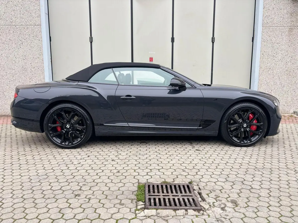 Bentley Continental GTC S V8 2025, vue arrière — Super Car Rental Switzerland, Switzerland. Bentley Continental GTC S V8 in Switzerland La Bentley Continental GTC S V8 2025 est…