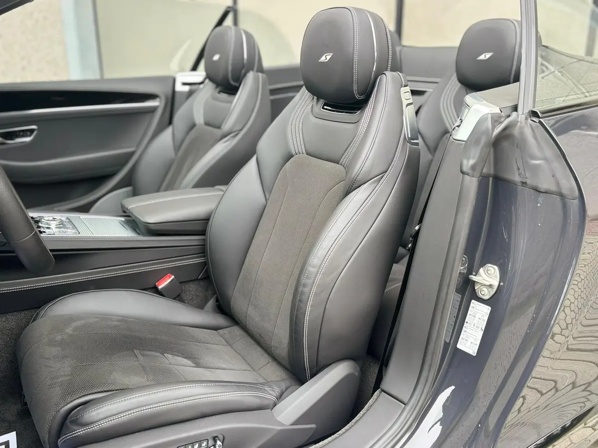 Bentley Continental GTC S V8 2025, intérieur — Super Car Rental Switzerland, Switzerland. Bentley Continental GTC S V8 in Switzerland La Bentley Continental GTC S V8 2025 est…