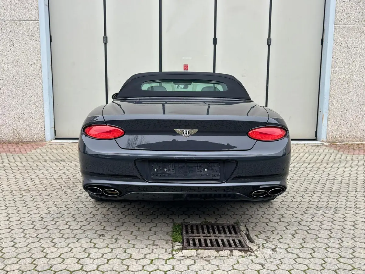 Bentley Continental GTC S V8 2025, tableau de bord — Super Car Rental Switzerland, Switzerland. Bentley Continental GTC S V8 in Switzerland La Bentley Continental GTC S V8 2025 est…