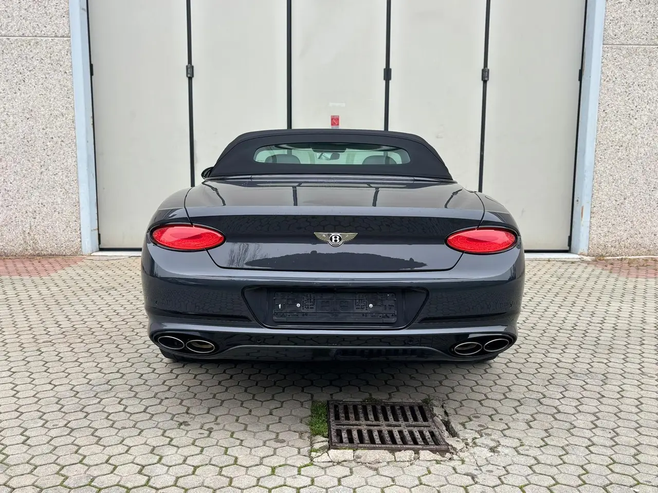 Bentley Continental GTC S V8 2025, tableau de bord — Super Car Rental Switzerland, Switzerland. Bentley Continental GTC S V8 in Switzerland La Bentley Continental GTC S V8 2025 est…