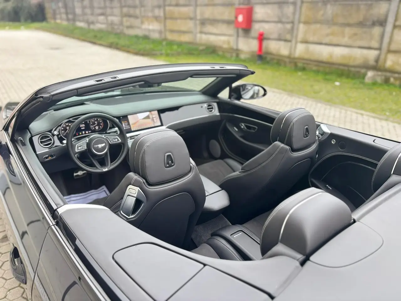 Bentley Continental GTC S V8 2025, profil latéral — Super Car Rental Switzerland, Switzerland. Bentley Continental GTC S V8 in Switzerland La Bentley Continental GTC S V8 2025 est…
