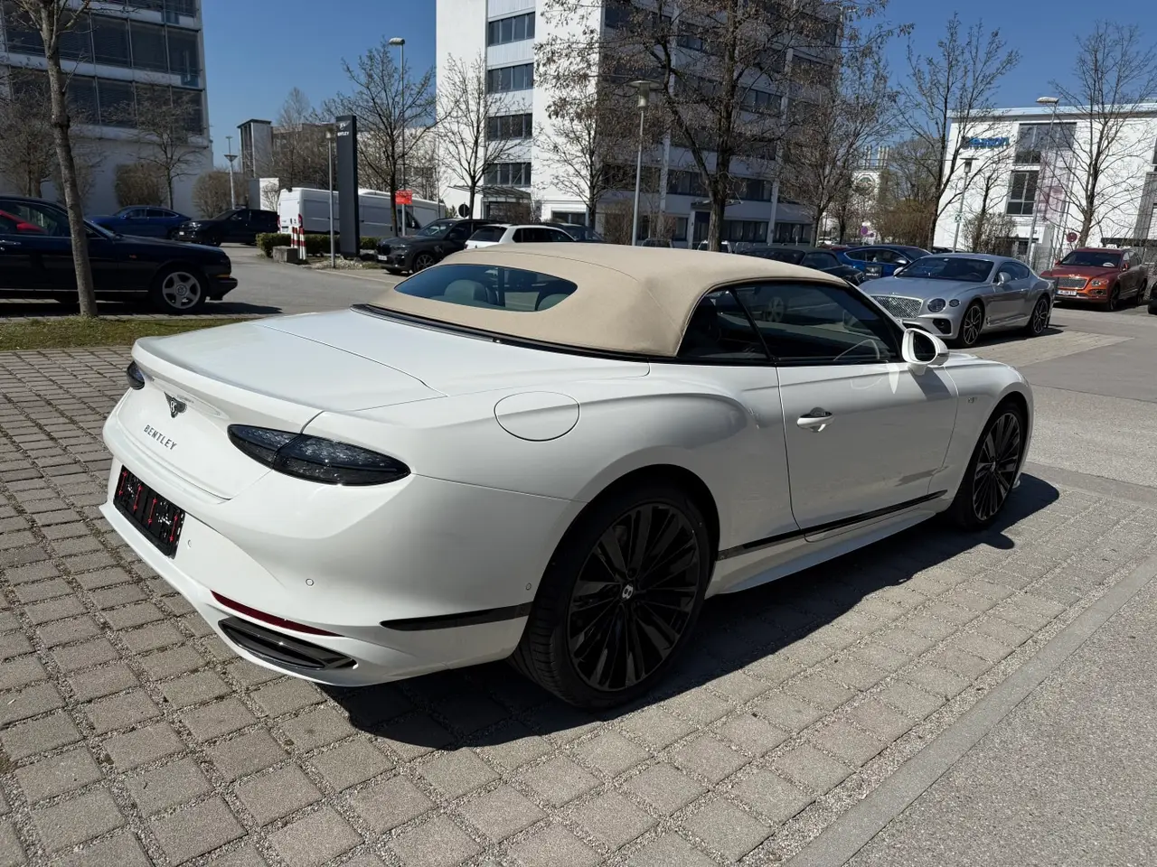 Bentley Continental GTC Speed 2025, Außenansicht — Super Car Rental Switzerland, Switzerland. Bentley Continental GTC Speed in Switzerland Der Bentley Continental GTC Speed 2025 steht…