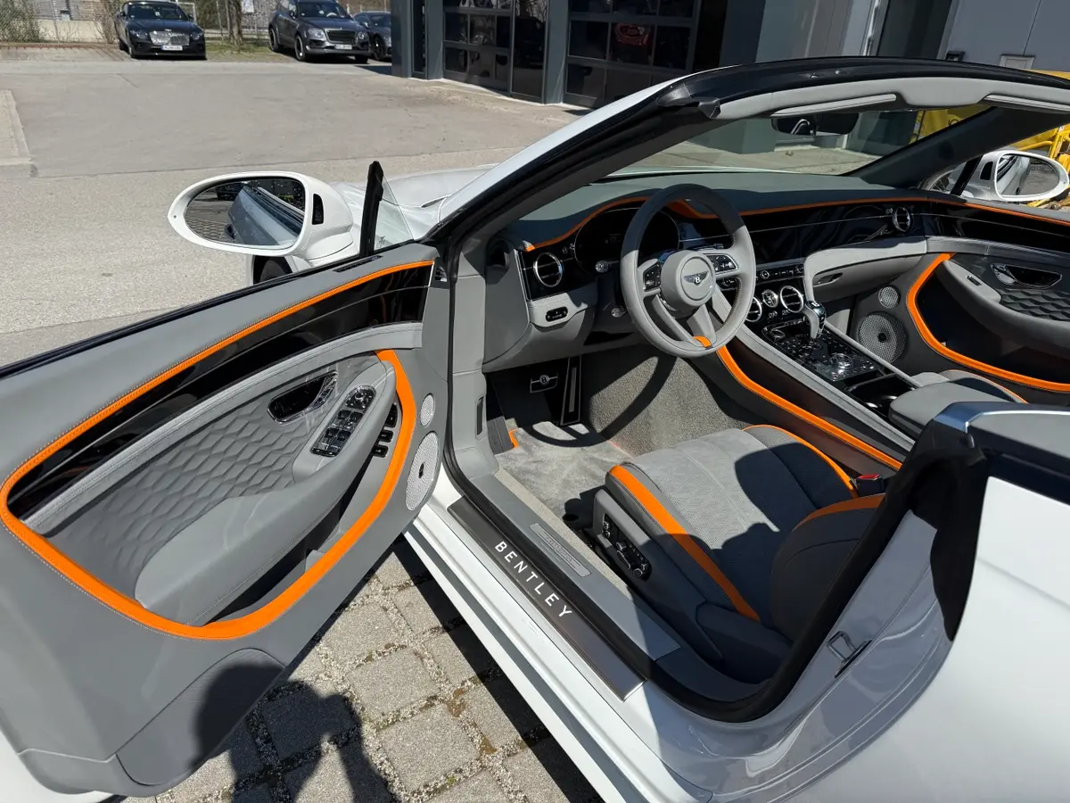 Bentley Continental GTC Speed 2025, Frontansicht — Super Car Rental Switzerland, Switzerland. Bentley Continental GTC Speed in Switzerland Der Bentley Continental GTC Speed 2025 steht…