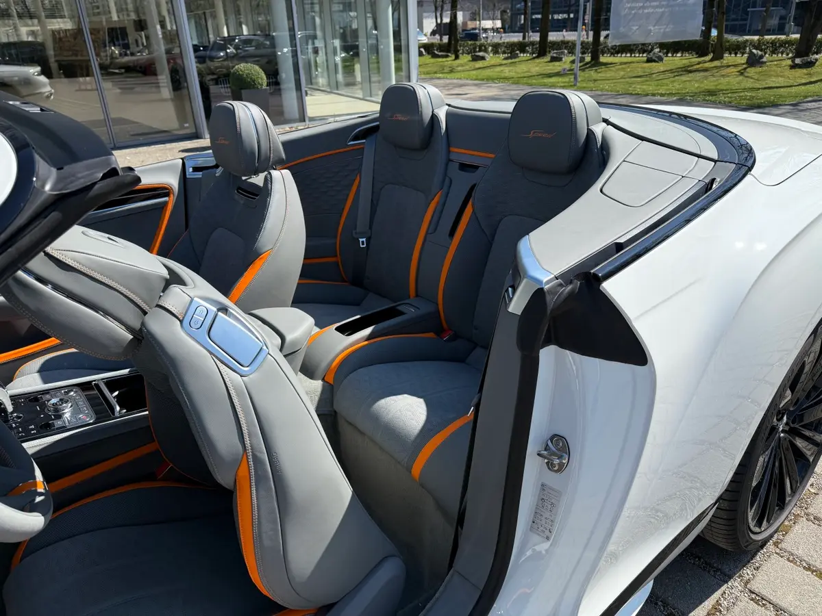 Bentley Continental GTC Speed 2025, Heckansicht — Super Car Rental Switzerland, Switzerland. Bentley Continental GTC Speed in Switzerland Der Bentley Continental GTC Speed 2025 steht…