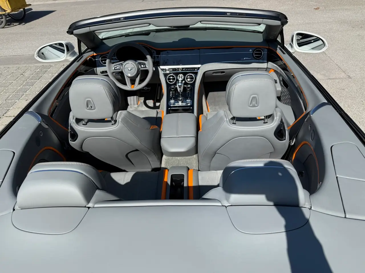Bentley Continental GTC Speed 2025, Innenraum — Super Car Rental Switzerland, Switzerland. Bentley Continental GTC Speed in Switzerland Der Bentley Continental GTC Speed 2025 steht…