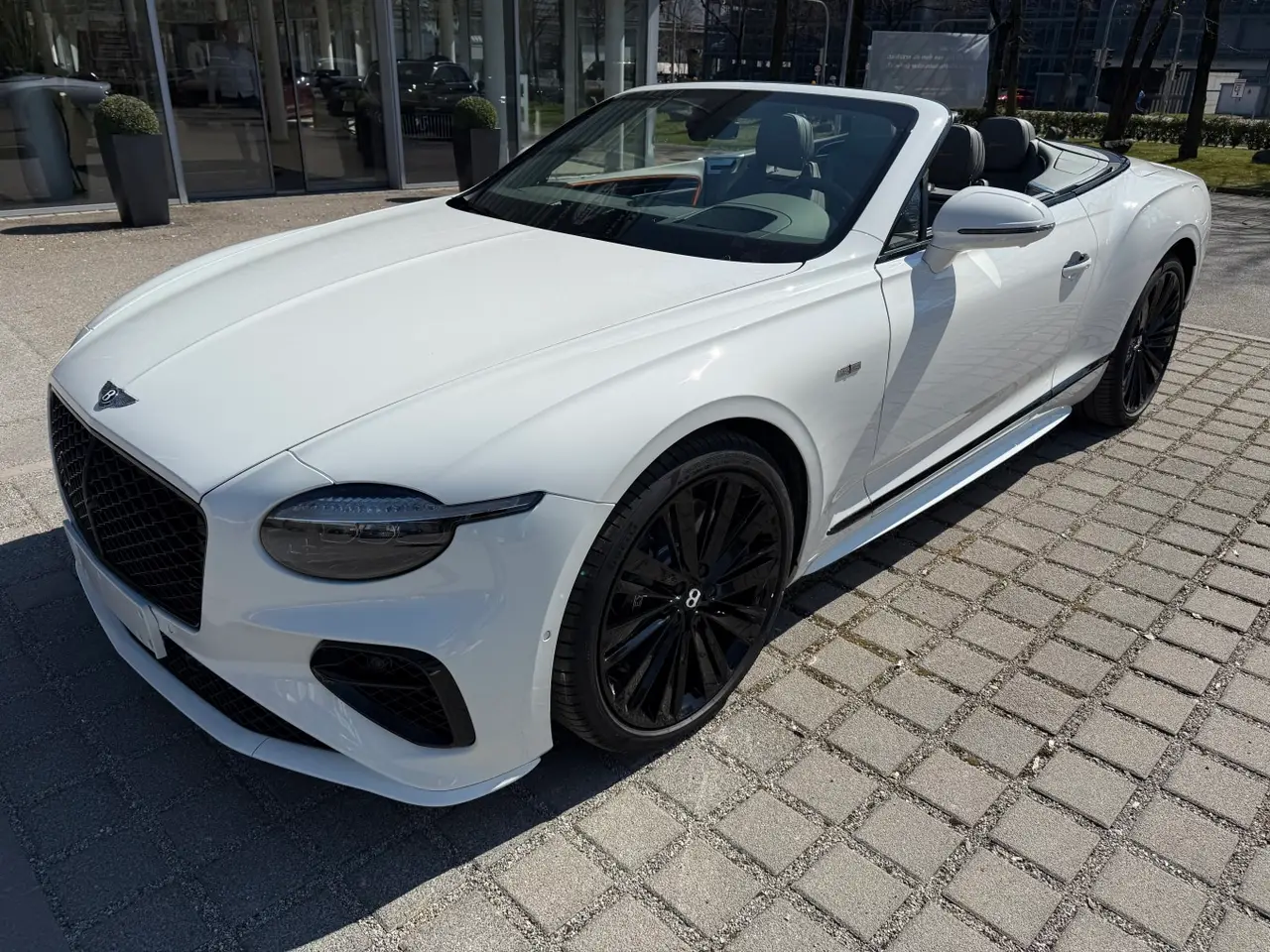 Bentley Continental GTC Speed 2025, Armaturenbrett — Super Car Rental Switzerland, Switzerland. Bentley Continental GTC Speed in Switzerland Der Bentley Continental GTC Speed 2025 steht…