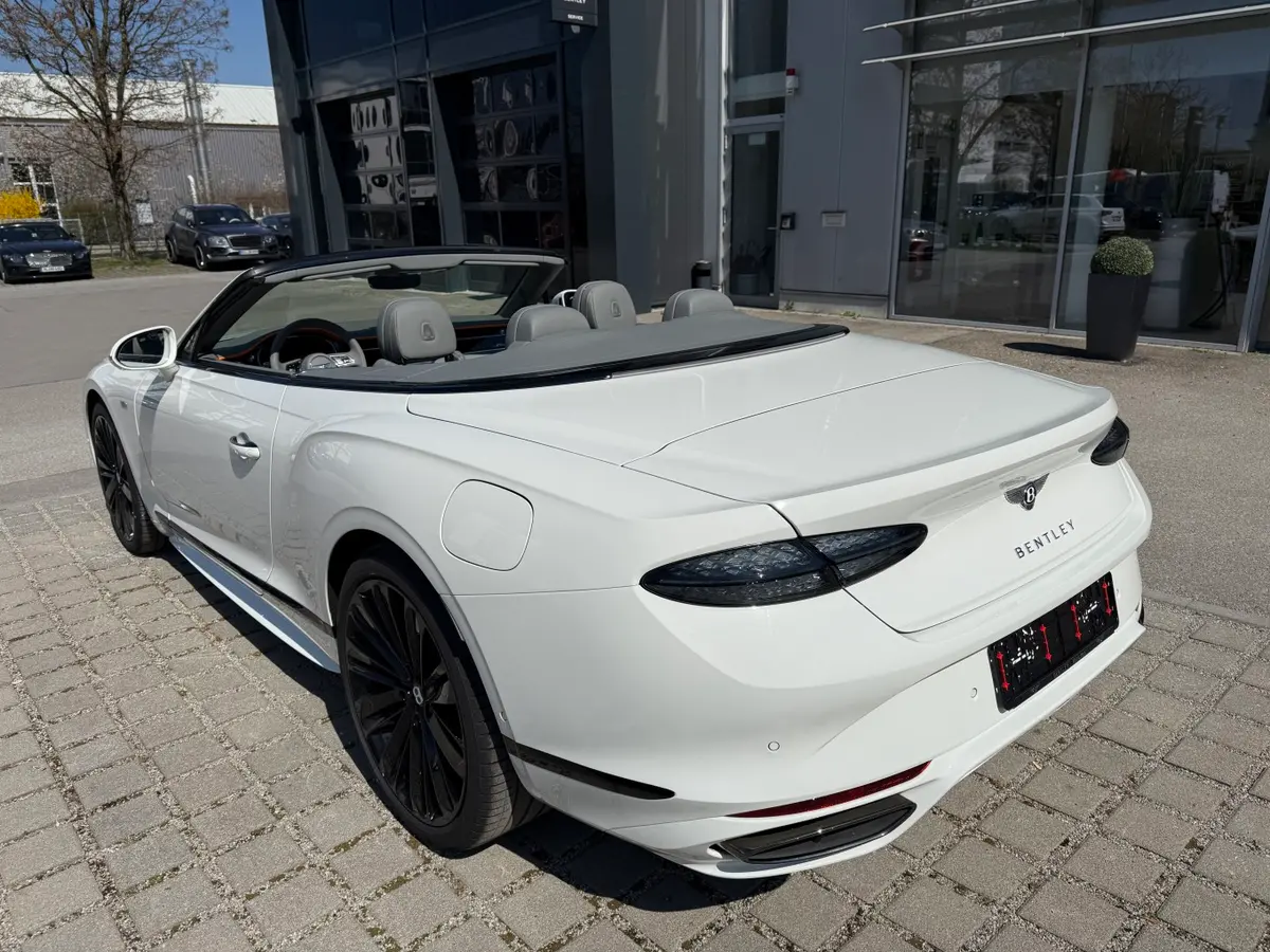 Bentley Continental GTC Speed 2025, Seitenprofil — Super Car Rental Switzerland, Switzerland. Bentley Continental GTC Speed in Switzerland Der Bentley Continental GTC Speed 2025 steht…