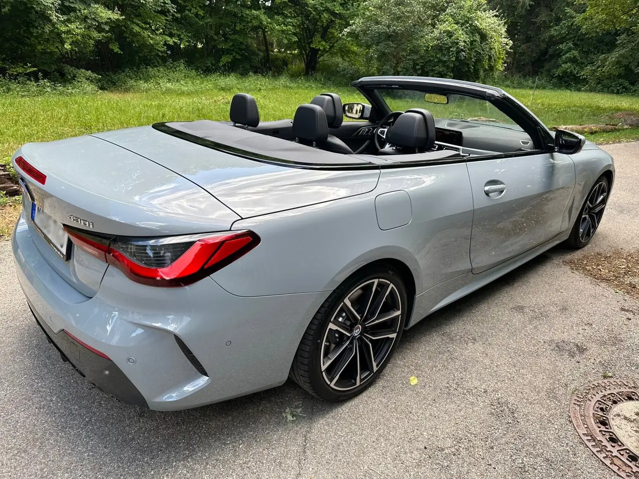 BMW 430i Cabrio 2023, Außenansicht — Super Car Rental Switzerland, Switzerland. BMW 430i Cabrio in Switzerland Das BMW 430i Cabrio aus dem Jahr 2023 steht in Switzerland…