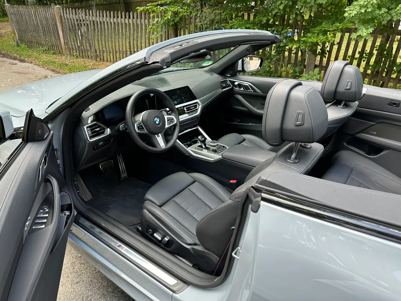 BMW 430i Cabrio 2023, Innenraum — Super Car Rental Switzerland, Switzerland. BMW 430i Cabrio in Switzerland Das BMW 430i Cabrio aus dem Jahr 2023 steht in Switzerland…