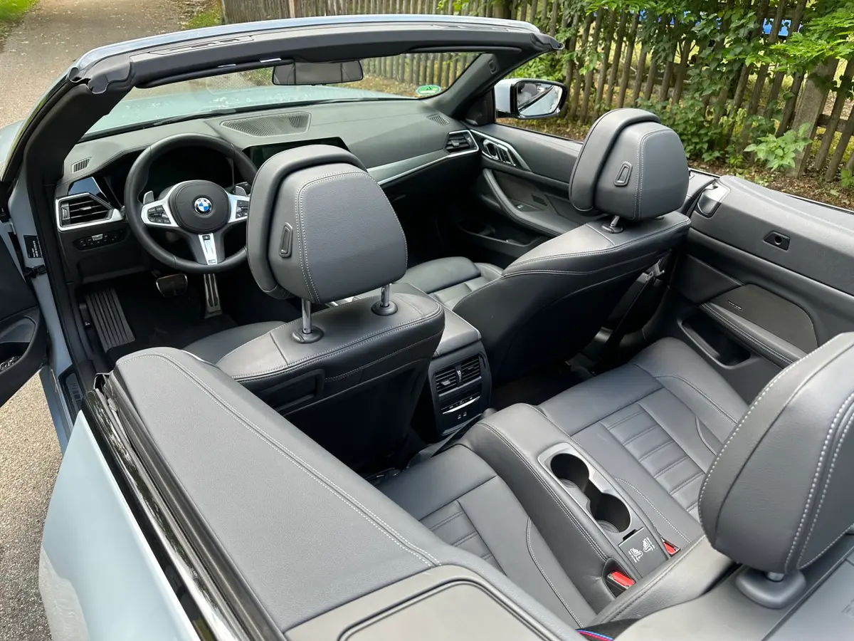 BMW 430i Cabrio 2023, Armaturenbrett — Super Car Rental Switzerland, Switzerland. BMW 430i Cabrio in Switzerland Das BMW 430i Cabrio aus dem Jahr 2023 steht in Switzerland…
