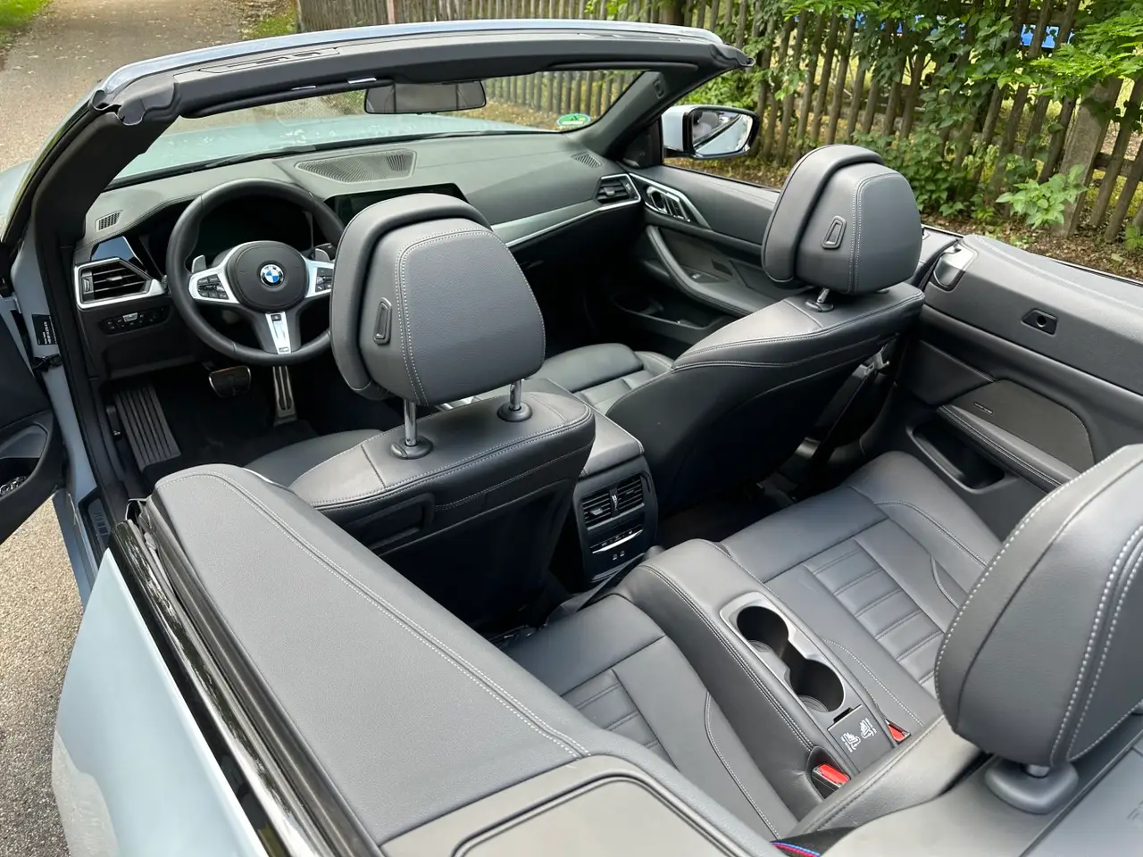 BMW 430i Cabrio 2023, Armaturenbrett — Super Car Rental Switzerland, Switzerland. BMW 430i Cabrio in Switzerland Das BMW 430i Cabrio aus dem Jahr 2023 steht in Switzerland…