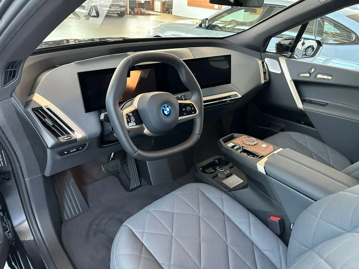 BMW IX M60 2023, extérieur — Super Car Rental Switzerland, Switzerland. BMW IX M60 in Switzerland La BMW IX M60 2023 s'impose comme une option de location en…