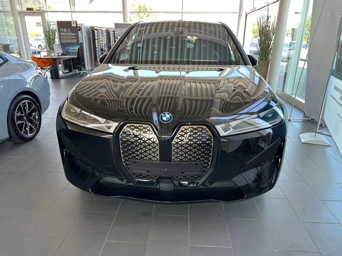 BMW IX M60 2023, vue avant — Super Car Rental Switzerland, Switzerland. BMW IX M60 in Switzerland La BMW IX M60 2023 s'impose comme une option de location en…