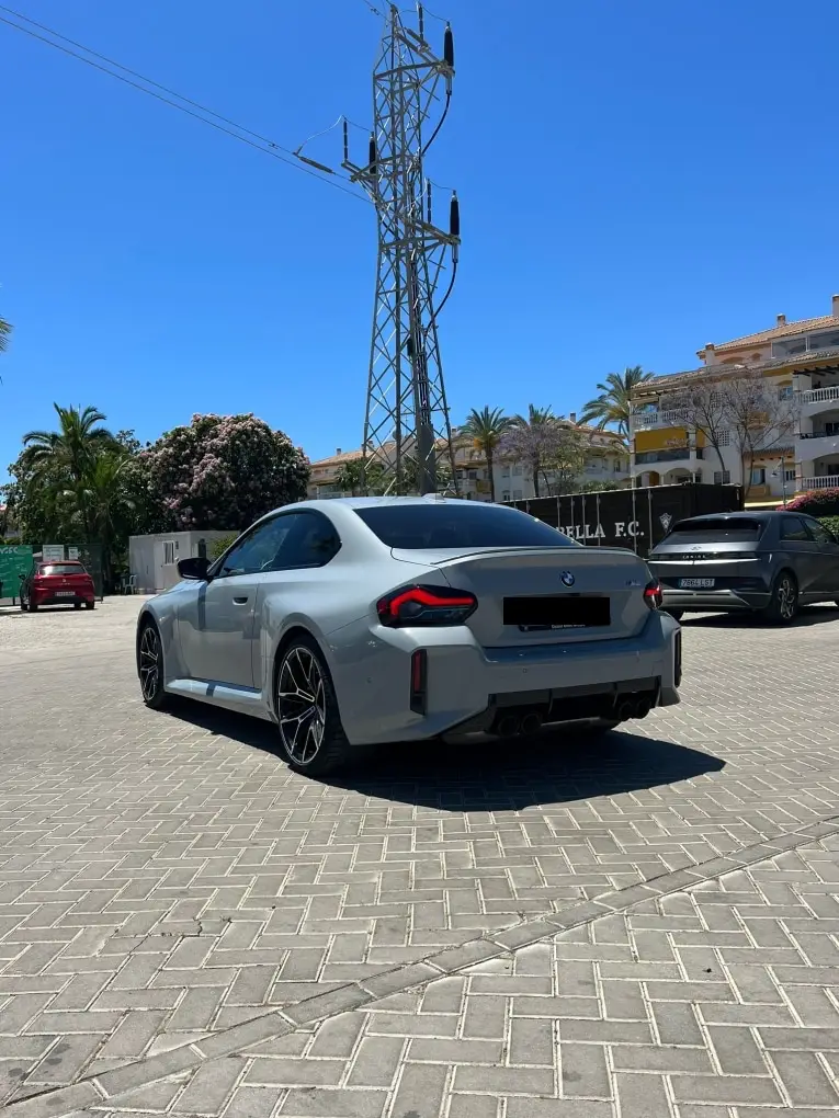 BMW M2 2024, esterno — Super Car Rental Switzerland, Switzerland. BMW M2 in Switzerland La BMW M2 2024 è proposta per il noleggio in Switzerland come…