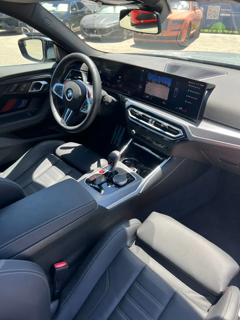 BMW M2 2024, vista frontale — Super Car Rental Switzerland, Switzerland. BMW M2 in Switzerland La BMW M2 2024 è proposta per il noleggio in Switzerland come…