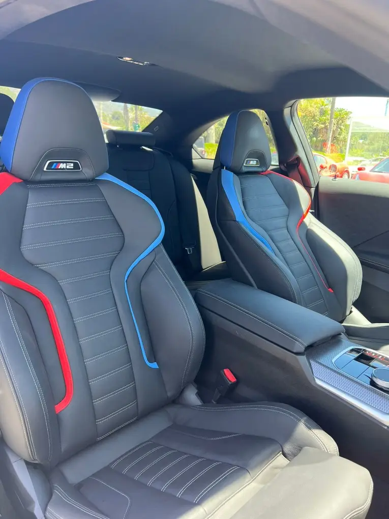 BMW M2 2024, vista posteriore — Super Car Rental Switzerland, Switzerland. BMW M2 in Switzerland La BMW M2 2024 è proposta per il noleggio in Switzerland come…
