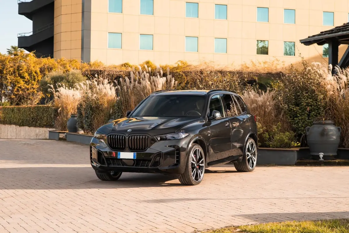 BMW X5 M-pack 30d 2025 — Super Car Rental Switzerland, Switzerland. BMW X5 M-pack 30d in Switzerland Der BMW X5 M-pack 30d aus dem Modelljahr 2025 steht in…
