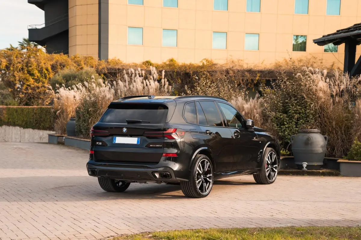 BMW X5 M-pack 30d 2025, Frontansicht — Super Car Rental Switzerland, Switzerland. BMW X5 M-pack 30d in Switzerland Der BMW X5 M-pack 30d aus dem Modelljahr 2025 steht in…